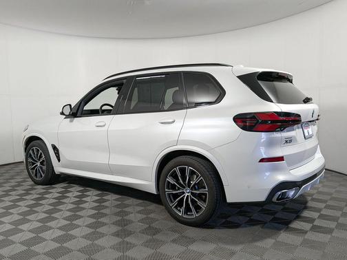 Mineral White Metallic 2025 BMW X5 xDrive40i