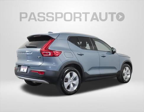 2022 Volvo XC40 T5 Momentum