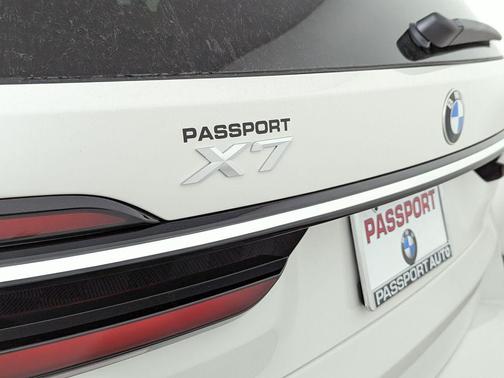 Alpine White 2027 BMW X7 xDrive40i