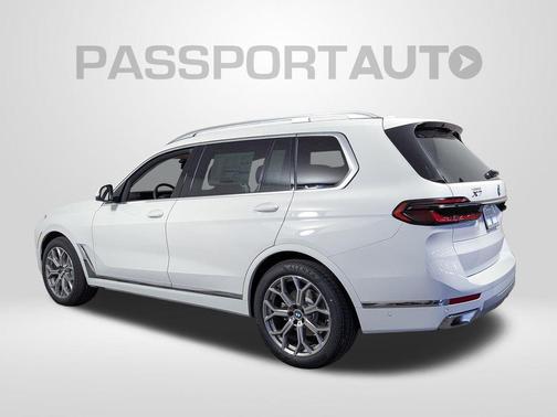 Alpine White 2027 BMW X7 xDrive40i