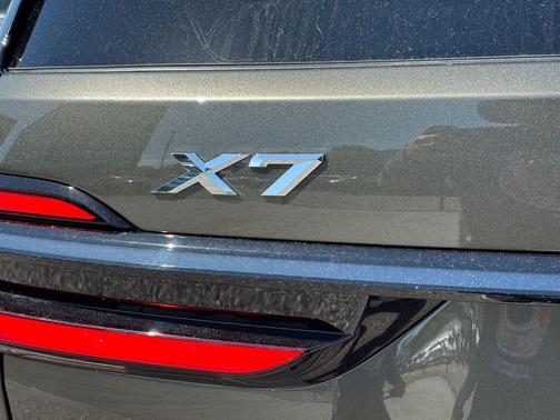 Manhattan Green Metallic 2027 BMW X7 xDrive40i