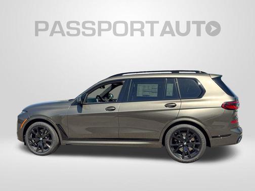 Manhattan Green Metallic 2027 BMW X7 xDrive40i