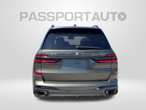 Manhattan Green Metallic 2027 BMW X7 xDrive40i