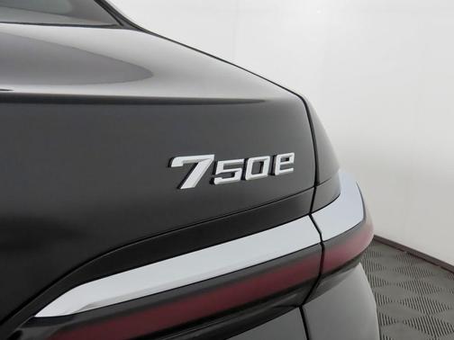2025 BMW 750e i xDrive