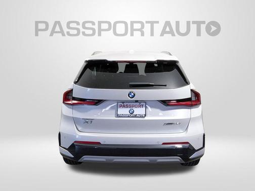 Mineral White Metallic 2025 BMW X1 xDrive28i