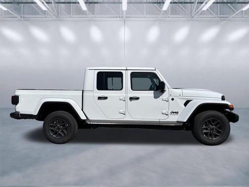 Bright White Clearcoat 2026 Jeep Gladiator Sport S