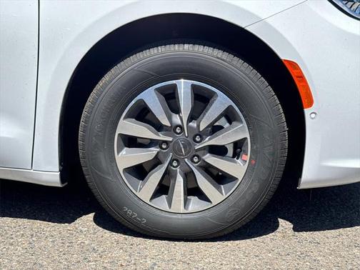 2025 Chrysler Pacifica Hybrid Select