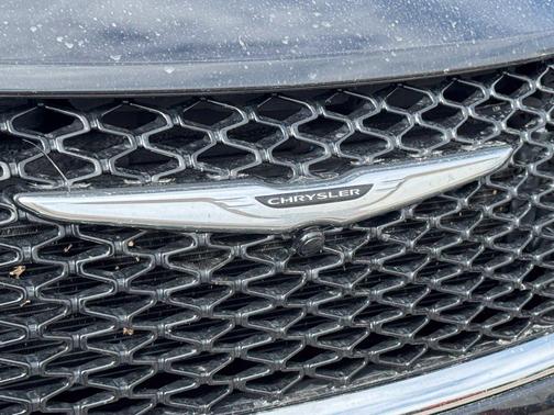 Brilliant Black Crystal Pearlcoat 2023 Chrysler Pacifica Hybrid Touring L