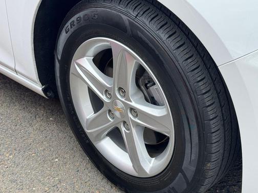 Summit White 2023 Chevrolet Malibu FWD 1LT