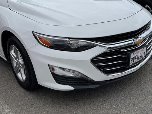 Summit White 2023 Chevrolet Malibu FWD 1LT