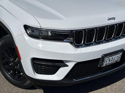Bright White Clearcoat 2023 Jeep Grand Cherokee Laredo