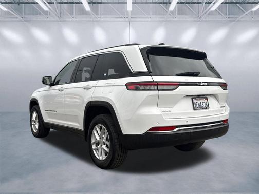 Bright White Clearcoat 2023 Jeep Grand Cherokee Laredo