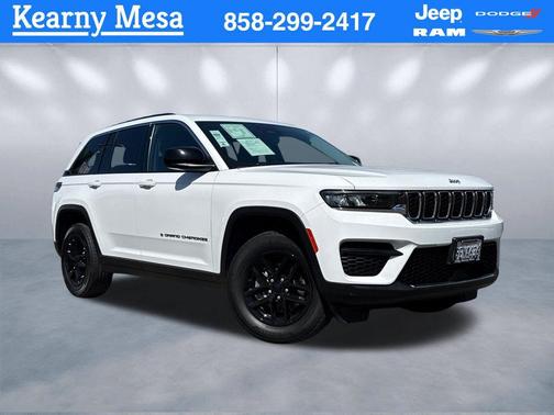 Bright White Clearcoat 2023 Jeep Grand Cherokee Laredo
