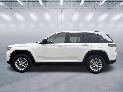 Bright White Clearcoat 2023 Jeep Grand Cherokee Laredo