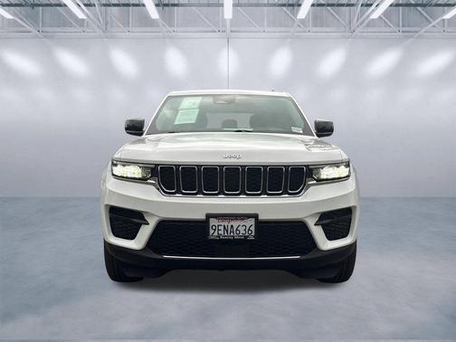 Bright White Clearcoat 2023 Jeep Grand Cherokee Laredo