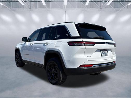 Bright White Clearcoat 2023 Jeep Grand Cherokee Laredo