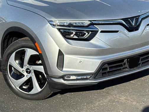 2025 VinFast VF 8 Eco