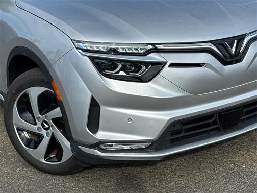 2025 VinFast VF 8 Eco