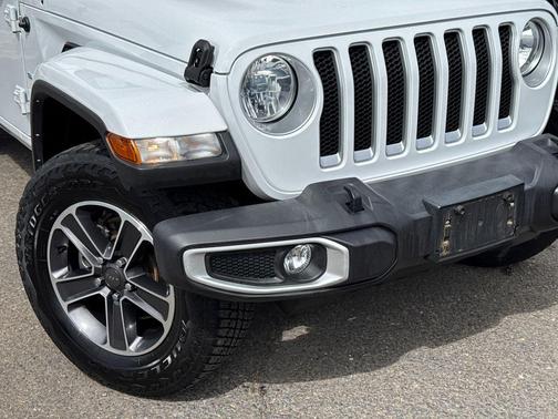 Bright White Clearcoat 2023 Jeep Wrangler 4-Door Sahara 4x4