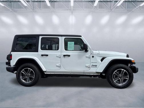 Bright White Clearcoat 2023 Jeep Wrangler 4-Door Sahara 4x4
