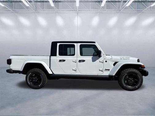 Bright White Clearcoat 2026 Jeep Gladiator Willys 4x4