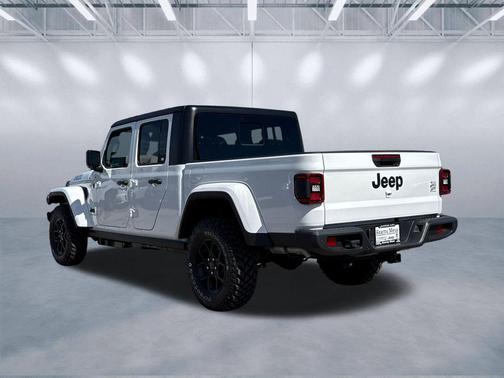 Bright White Clearcoat 2026 Jeep Gladiator Willys 4x4