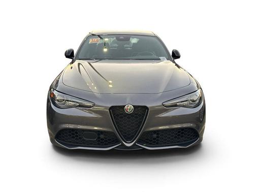 Vesuvio Gray Metallic 2022 Alfa Romeo Giulia Ti