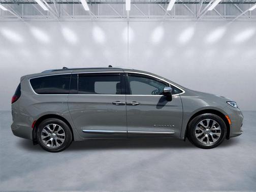 Ceramic Gray Clearcoat 2023 Chrysler Pacifica L