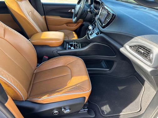 Ceramic Gray Clearcoat 2023 Chrysler Pacifica L