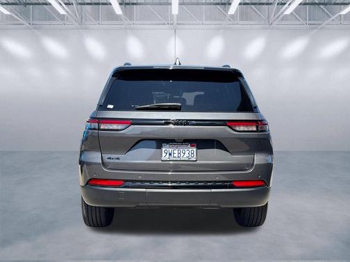 Baltic Gray Metallic Clearcoat 2024 Jeep Grand Cherokee Altitude