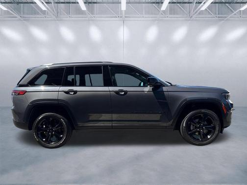 Baltic Gray Metallic Clearcoat 2024 Jeep Grand Cherokee Altitude