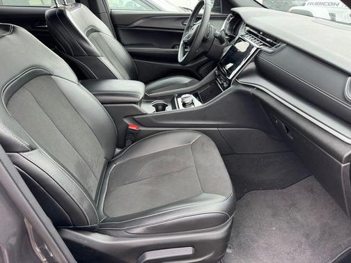 Baltic Gray Metallic Clearcoat 2024 Jeep Grand Cherokee Altitude