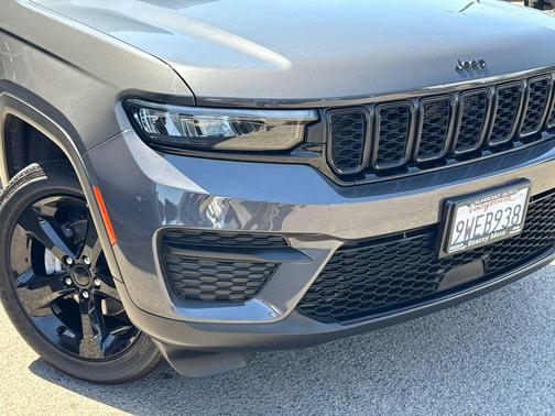 Baltic Gray Metallic Clearcoat 2024 Jeep Grand Cherokee Altitude
