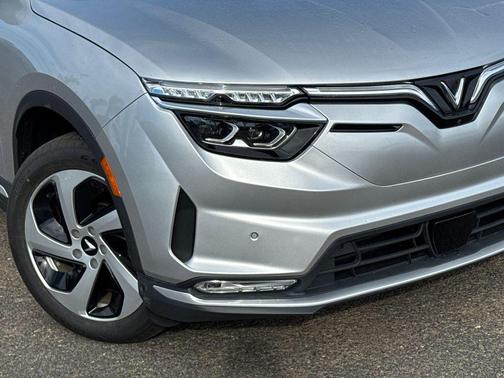 2025 VinFast VF 8 Eco