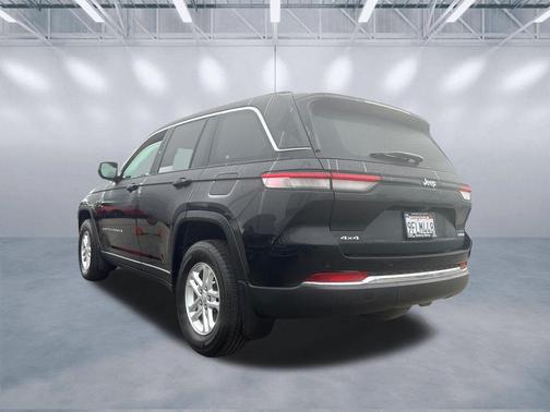 Diamond Black Crystal Pearlcoat 2023 Jeep Grand Cherokee Laredo