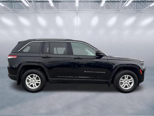 Diamond Black Crystal Pearlcoat 2023 Jeep Grand Cherokee Laredo