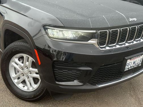 Diamond Black Crystal Pearlcoat 2023 Jeep Grand Cherokee Laredo