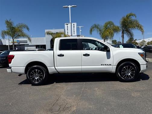 2023 Nissan Titan SV