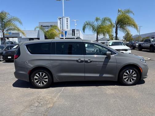 2022 Chrysler Pacifica Hybrid Touring L