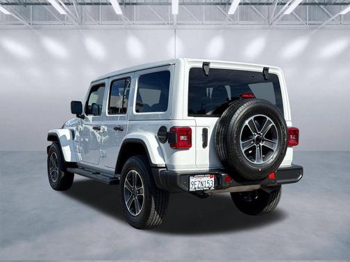 Bright White Clearcoat 2023 Jeep Wrangler 4-Door Sahara 4x4