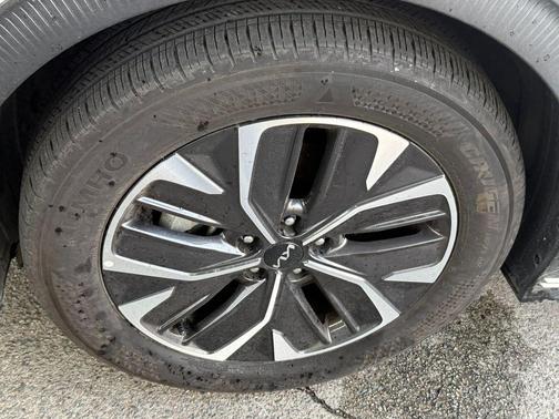 Snow White Pearl 2023 Kia EV6 Light