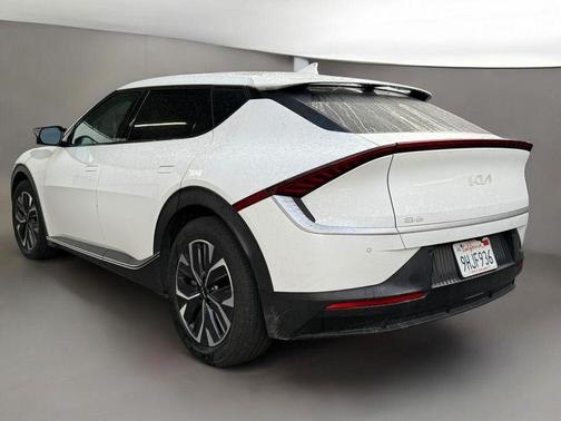 Snow White Pearl 2023 Kia EV6 Light
