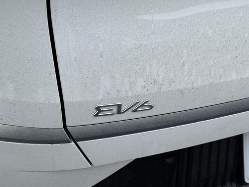 Snow White Pearl 2023 Kia EV6 Light