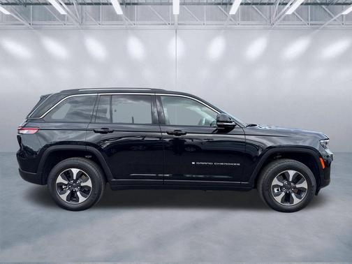 Diamond Black Crystal Pearlcoat 2022 Jeep Grand Cherokee 4xe Base