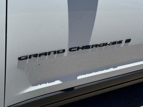 Bright White Clearcoat 2024 Jeep Grand Cherokee Altitude