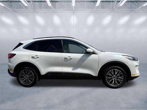 STAR WHITE METALLIC TRI-COAT 2021 Ford Escape SEL