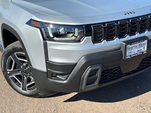 Silver Zynith Clearcoat 2026 Jeep Cherokee Laredo 4x4