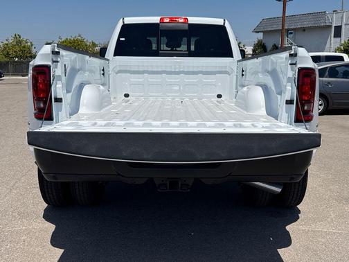 Bright White Clearcoat 2026 RAM 3500 Tradesman Crew Cab 4x4 8' Box