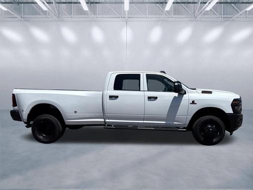 Bright White Clearcoat 2026 RAM 3500 Tradesman Crew Cab 4x4 8' Box