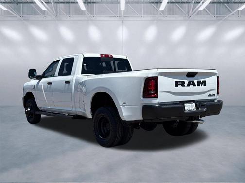 Bright White Clearcoat 2026 RAM 3500 Tradesman Crew Cab 4x4 8' Box
